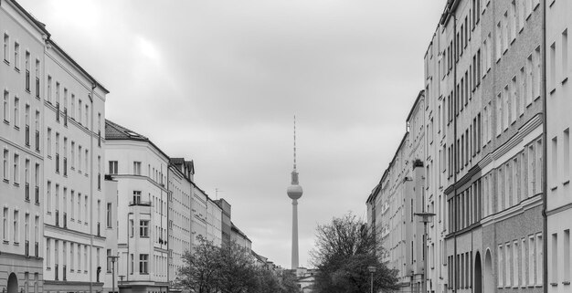 写真 空に照らされた建物の低角度の視点