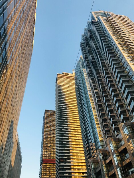 写真 空に照らされた建物の低角度の景色