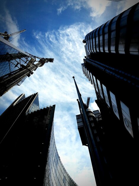 Фото Низкоугольный вид зданий в городе на небо