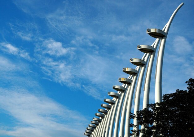 写真 空に向かって建設された構造物の低角度のビュー