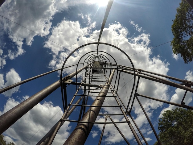 写真 空に向かって建設された構造物の低角度のビュー