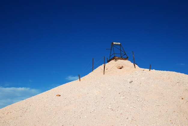 사진 푸른 하늘을 배경으로 모래 위에 지어진 구조물의 낮은 각도 시각