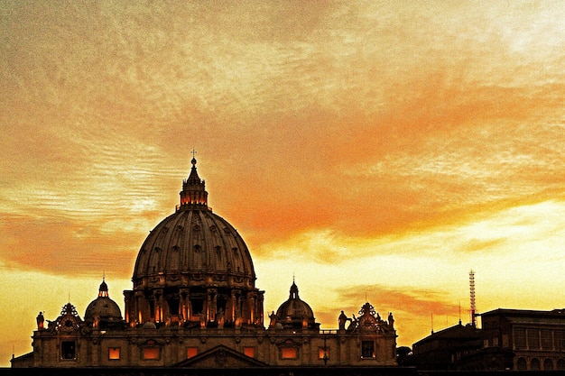 写真 天空を背景にした大聖堂の低角度の景色