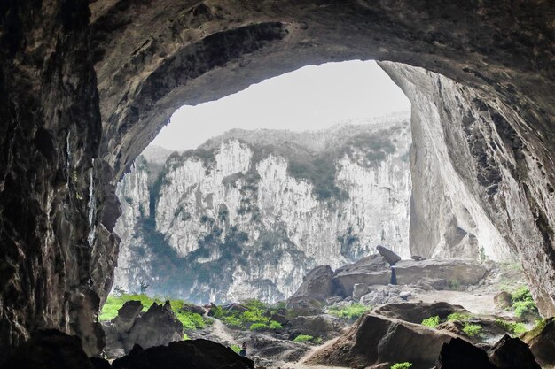 Фото Низкий угол зрения на пещеру