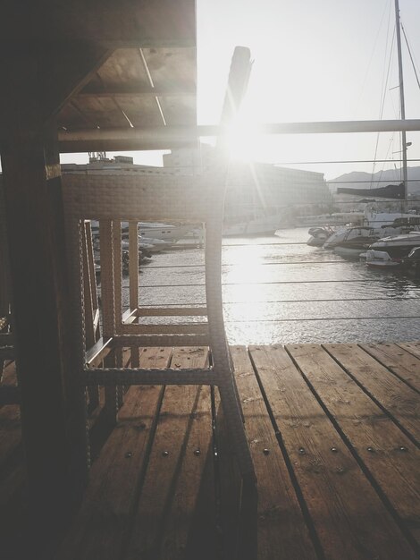 写真 晴れた日に海辺のレストランの椅子とテーブルの低角度の景色