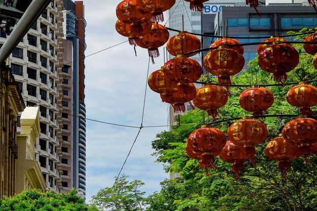 写真 建物にぶら下がっている中国のランタンを低角度で眺める