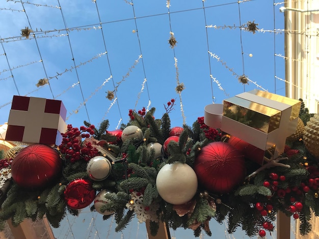 Фото Низкий угол изображения рождественских украшений на фоне неба