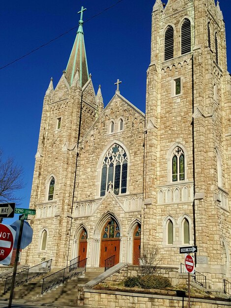 写真 青い空を背景にした教会の低角度の景色