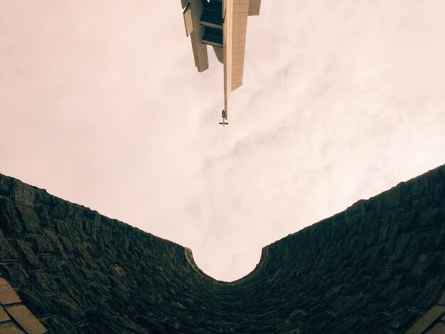 写真 天空を背景にした教会の低角度の景色