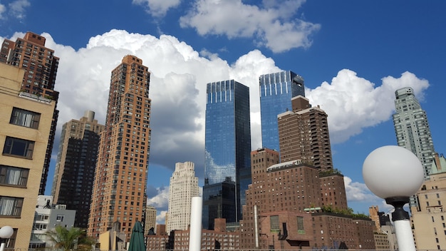 Фото Низкоугольный вид городских зданий на облачном небе
