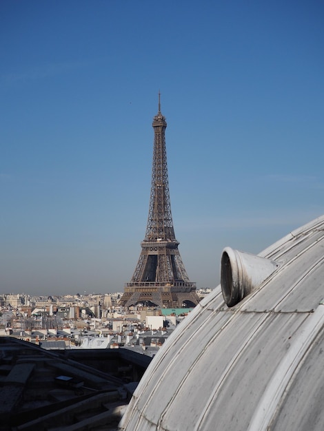 写真 澄んだ青い空に照らされた都市風景の低角度の景色