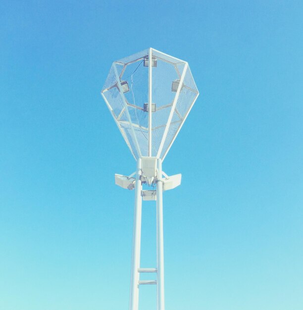 写真 澄んだ青い空の低角度の眺め