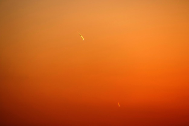 Фото Низкий угол зрения на ясное оранжевое небо