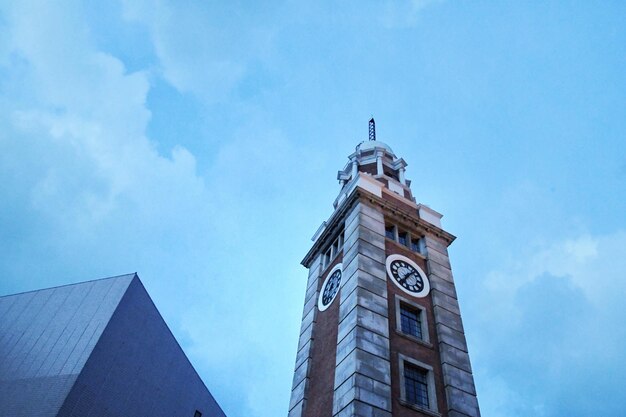 사진 푸른 하늘 을 배경 으로 한 시계 탑 의 낮은 각도 시각