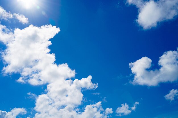 写真 青い空の雲の低角度の写真