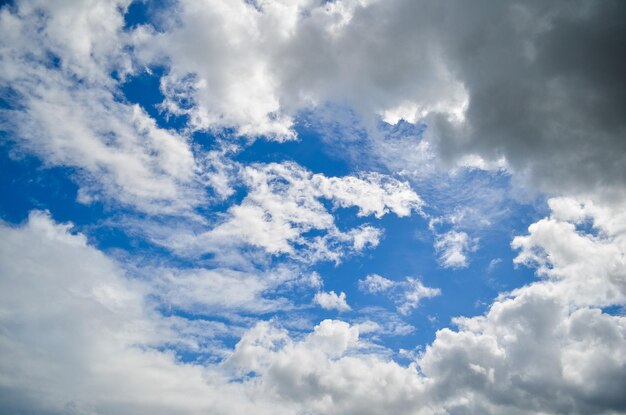 사진 하늘 에 있는 구름 의 낮은 각도 의 모습