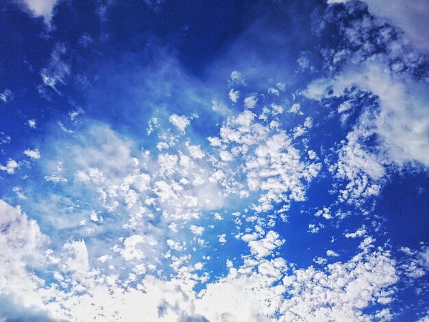 写真 空の雲の低角度のビュー