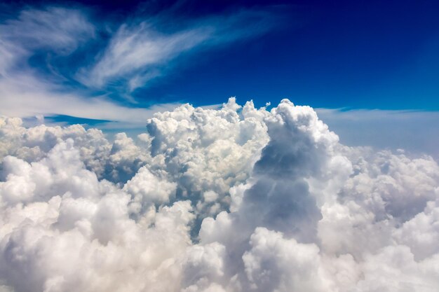 写真 空の雲の低角度のビュー