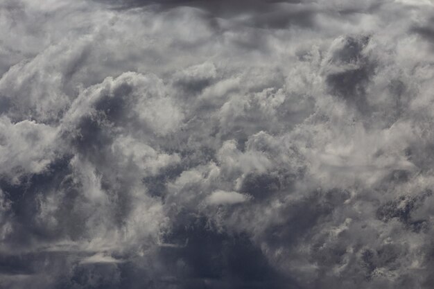 写真 空の雲の低角度のビュー