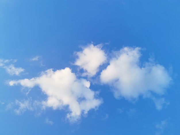 Фото Низкоугольный вид облаков на небе