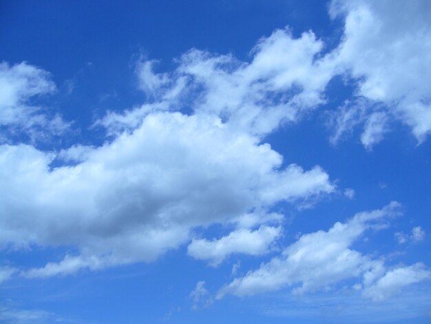 写真 空の雲の低角度のビュー