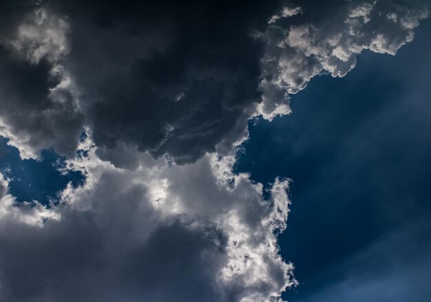 写真 空の雲の低角度のビュー