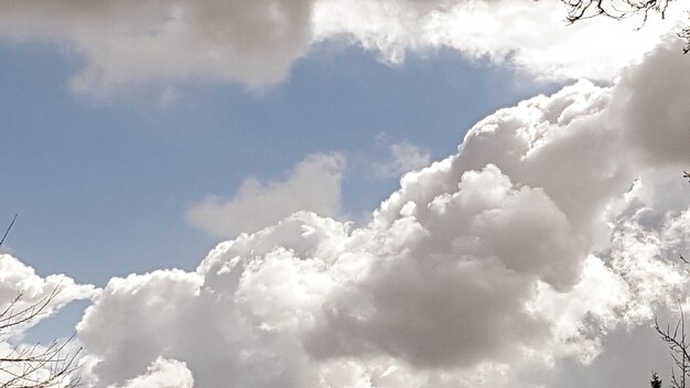 写真 空の雲の低角度のビュー