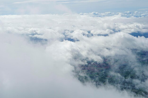 写真 空の雲の低角度のビュー