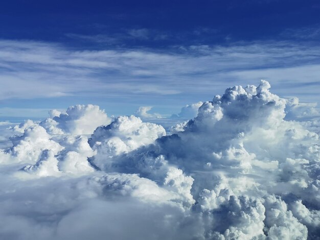 Фото Низкоугольный вид облаков на небе