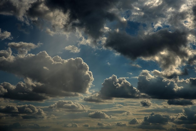 写真 空の雲の低角度のビュー