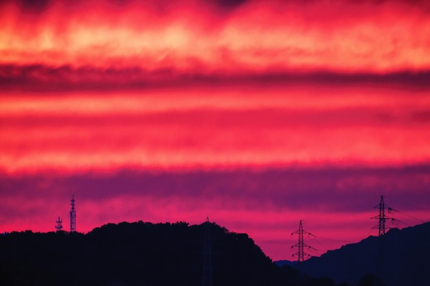 写真 夕暮れの雲の空の低角度の景色