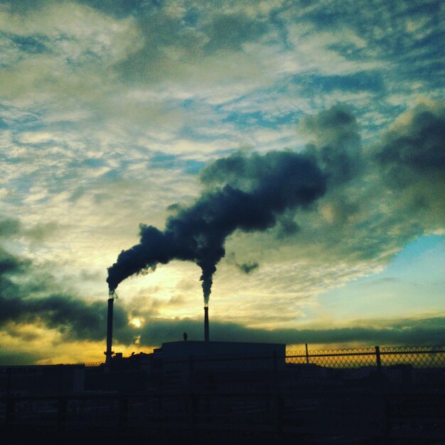 写真 夕暮れの雲の空の低角度の景色