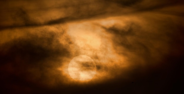 Фото Низкоугольный вид облачного неба во время захода солнца