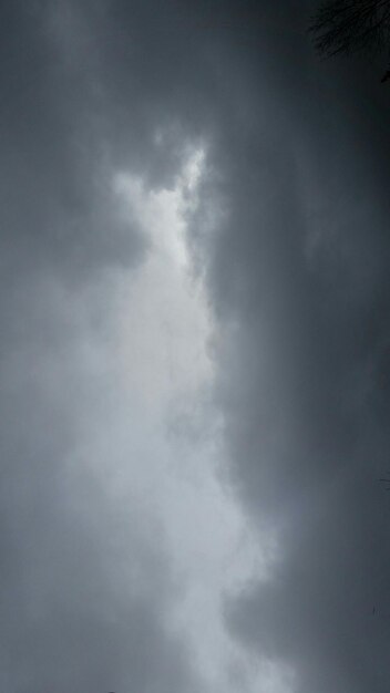 Фото Низкоугольный вид облачного неба