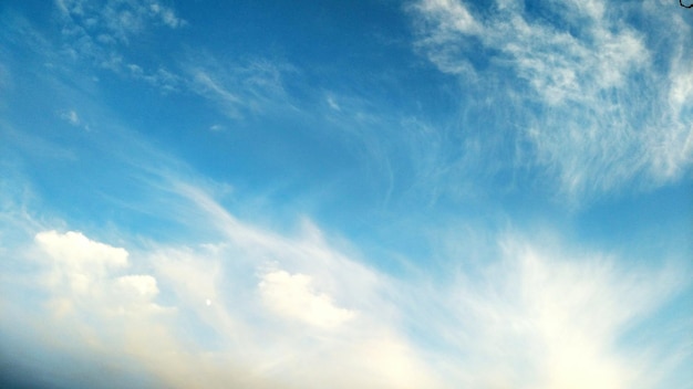 写真 雲の多い空の低角度の眺め