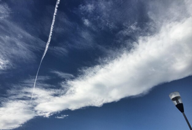 Фото Низкоугольный вид облачного неба