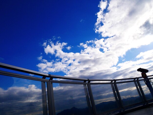 写真 雲の多い空の低角度の眺め