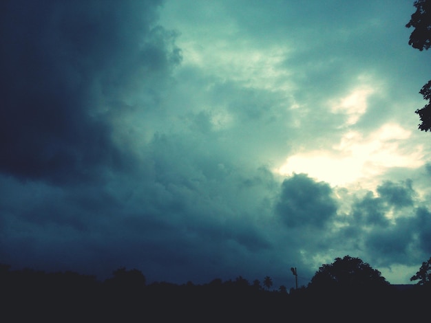 写真 った空の低角度の視点