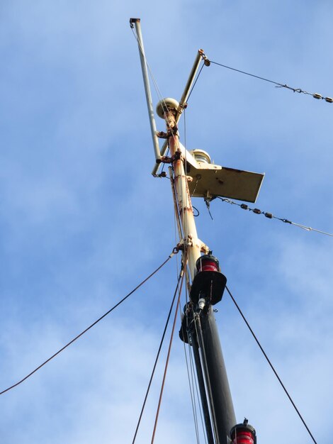 Фото Низкоугольный вид на телекоммуникационную башню на фоне голубого неба
