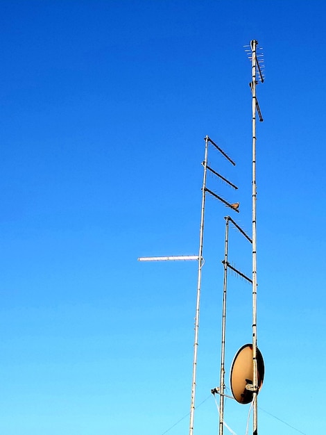 写真 明るい青い空を背景に通信塔の低角度の景色