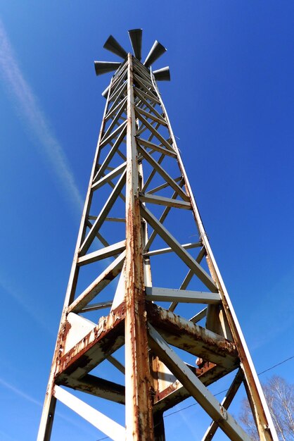 写真 明るい青い空を背景に通信塔の低角度の景色