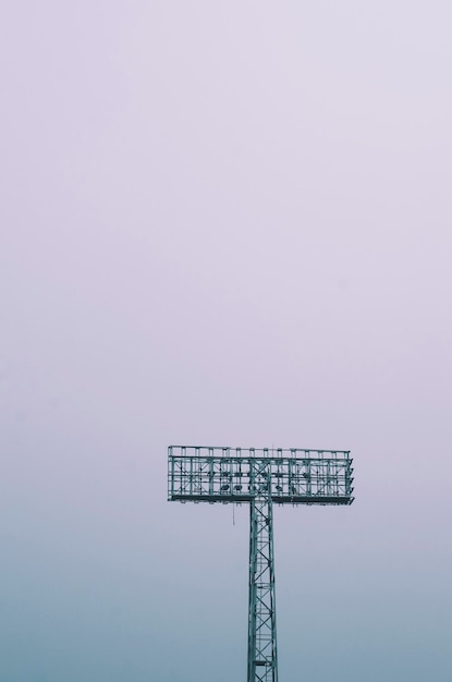 写真 空に向かって通信塔の低角度のビュー