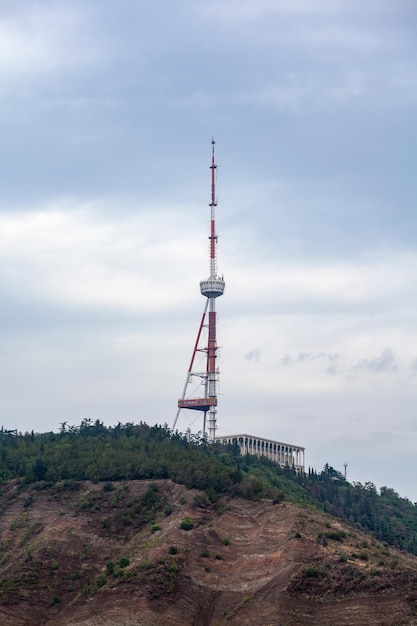 Фото Низкоугольный вид вышки связи на небо