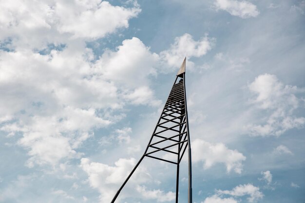 写真 空に向かって通信塔の低角度のビュー