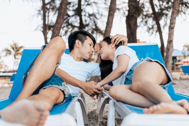 사진 ⁇  의자 에서 휴식을 취하는 동안 포옹 하는 부부 의 낮은 각도 뷰