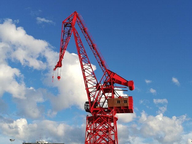 写真 青い空を背景にしたクレーンの低角度の景色