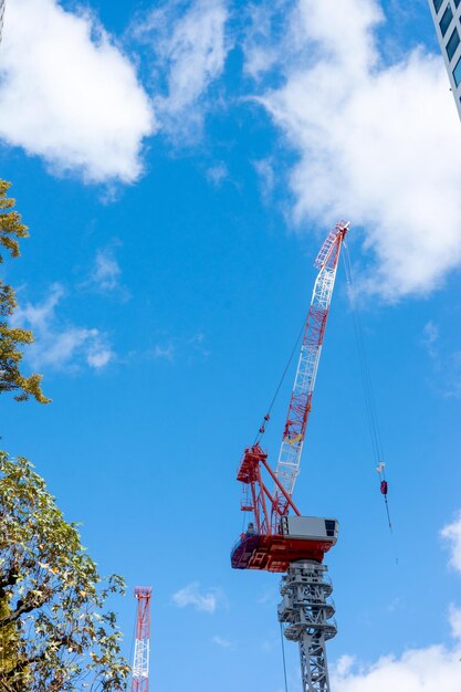 写真 空に向かってクレーンの低角度の視点