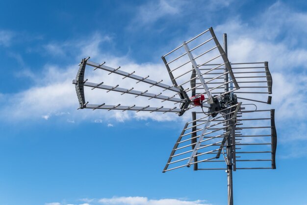 写真 空に向かってクレーンの低角度の視点