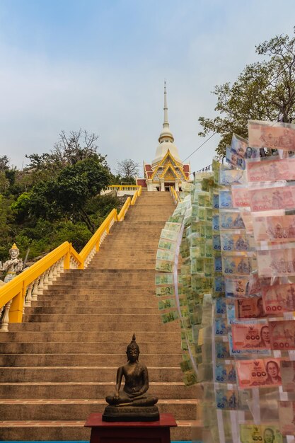 Фото Низкий угол зрения креста на здание