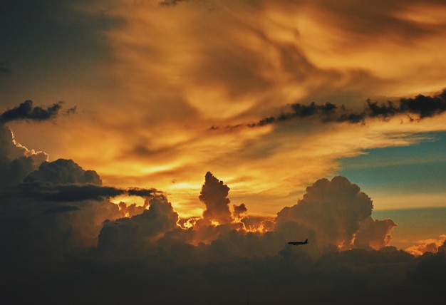 Фото Низкий угол драматического неба во время захода солнца